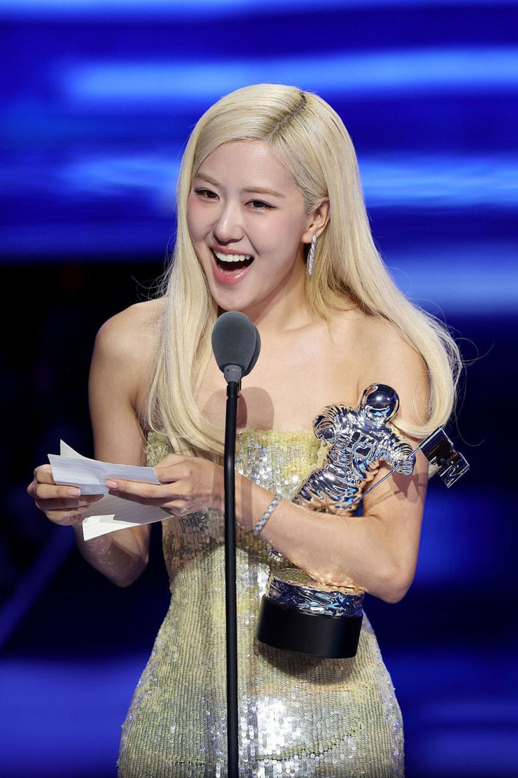 Rose BLACKPINK: Trofi VMAs 2025 untuk Diri Remajanya